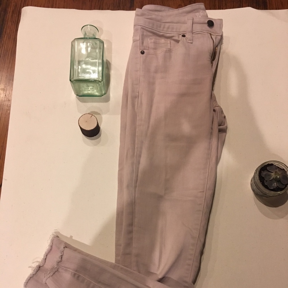 Rose-colored cropped ankle jeans